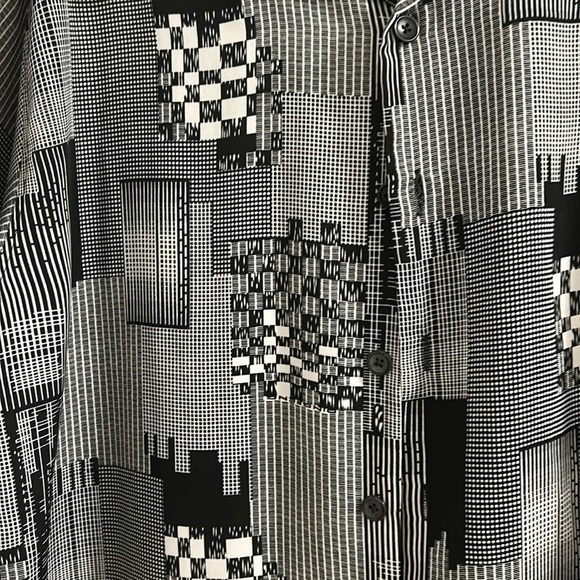 Gachu Men Black & White Geometric Design button up Short Sleeve Shirt. - Picture 5 of 5